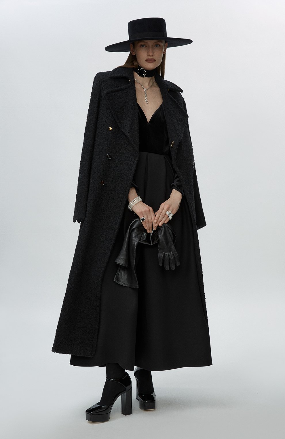 Клатч pouch mini BOTTEGA VENETA черного цвета по цене 199500 руб., арт. 680186/V1C30, фото 8 Клатч pouch mini BOTTEGA VENETA, арт. 680186/V1C30, фото 8