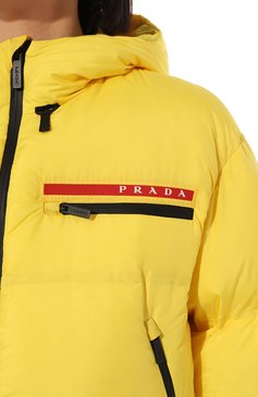Женский пуховик prada linea rossa PRADA желтого цвета, арт. 291698-1VL2-F0010-192 | Фото 5 (Материал внешний: Синтетический материал; Стили: Спорт-шик; Рукава: Длинные; Длина (верхняя одежда): Короткие; Материал сплава: Проставлено; Драгоценные камни: Проставлено; Кросс-КТ: Пуховик)