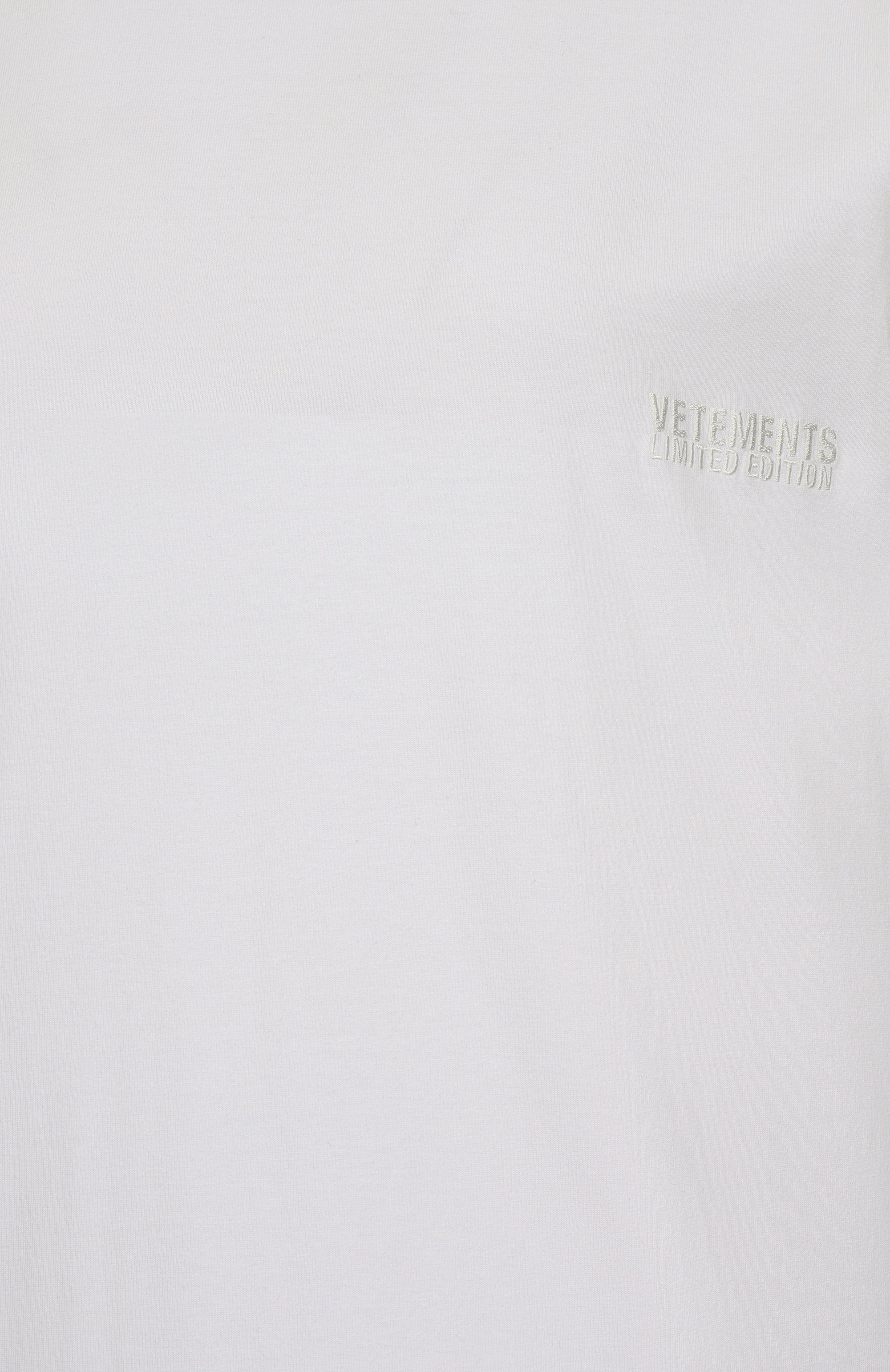 Хлопковая футболка VETEMENTS белого цвета по цене 47600 руб., арт. UA65TR100W, фото 6 Хлопковая футболка VETEMENTS, арт. UA65TR100W, фото 6
