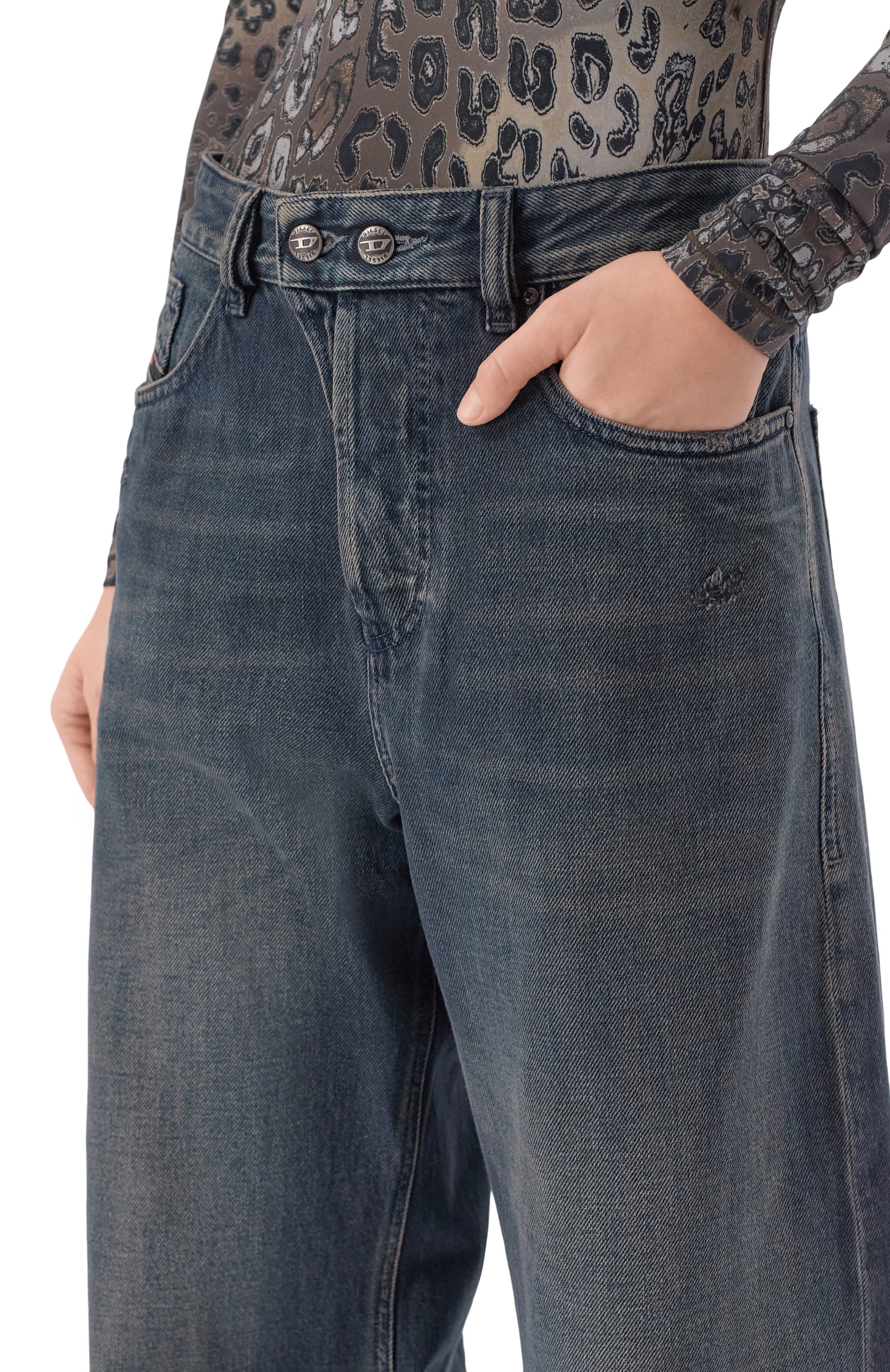 Джинсы 1996 d-sire DIESEL синего цвета по цене 30850 руб., арт. A06925/09N67, фото 5 Джинсы 1996 d-sire DIESEL, арт. A06925/09N67, фото 5