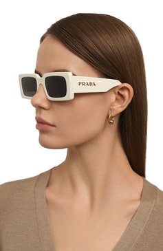 Женские солнцезащитные очки PRADA белого цвета, арт. A07S-1425S0 | Фото 2 (Кросс-КТ: С/з-унисекс; Региональные ограничения белый список (Axapta Mercury): Не проставлено; Нос: Не проставлено; Материал: Пластик; Тип очков: С/з; Оптика Гендер: оптика-унисекс; Очки форма: Прямоугольные)