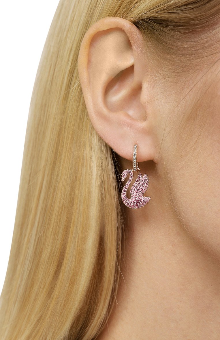 Женские серьги swan SWAROVSKI розового цвета, арт. 5647544 | Фото 2 (Региональные ограничения белый список (Axapta Mercury): Не проставлено; Нос: Не проставлено; Материал: Металл, Кристаллы)