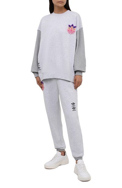 Хлопковый свитшот ADIDAS ORIGINALS светло-серого цвета по цене 5690 руб., арт. H22749, фото 2 Хлопковый свитшот ADIDAS ORIGINALS, арт. H22749, фото 2