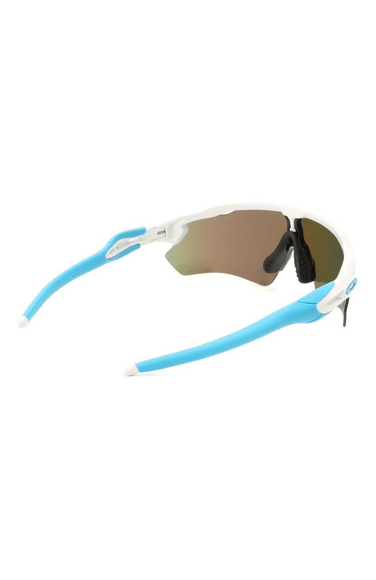 Женские солнцезащитные очки OAKLEY голубого цвета, арт. 9208-920857 | Фото 5 (Кросс-КТ: С/з-унисекс; Региональные ограничения белый список (Axapta Mercury): Не проставлено, RU; Нос: Не проставлено; Материал: Пластик; Тип очков: С/з; Очки форма: Маска; Оптика Генд�ер: оптика-унисекс)