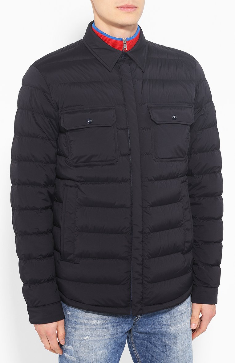 Мужская пуховая куртка capthen MONCLER темно-с�инего цвета, арт. E2-091-41386-95-53132 | Фото 3 (Статус проверки: Проверена категория; Материал утеплителя: Пух и перо; Материал подклада: Синтетический материал; Материал внешний: Синтетический материал; Мужское Кросс-КТ: Пуховик-верхняя одежда, Верхняя одежда, Куртка-пуховая; Длина (верхняя одежда): Короткие; Рукава: Длинные; Кросс-КТ: Куртка; Ювелирные украшения: Назначено; Драгоценные камни: Проставлено; Материал сплава: Проставлено; Стили: Кэжуэл)