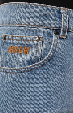 Мужские джинсы MSGM голубого цвета, арт. 3540MP248L/237594 | Фото 5 (Силуэт М (брюки): Прямые; Кросс-КТ: Деним; Длина (брюки, джинсы): Стандартные; Материал сплава: Проставлено; Материал внешний: Хлопок, Деним; Детали: Потертости; Драгоценные камни: Проставлено; Стили: Кэжуэл)