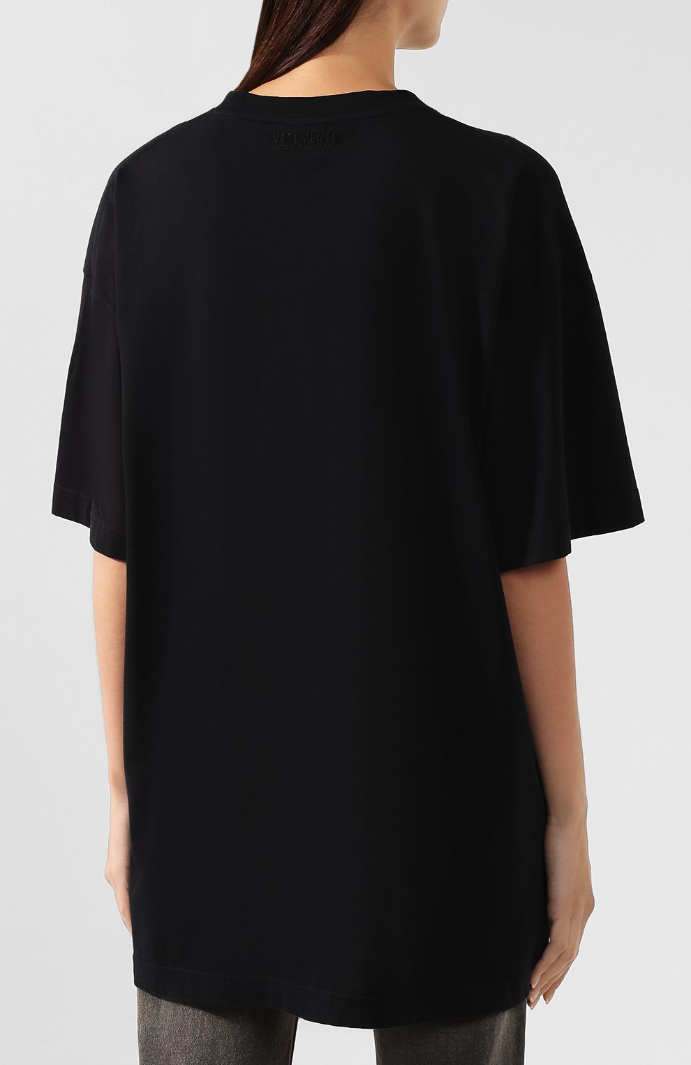 Хлопковая футболка VETEMENTS черного цвета по цене 29950 руб., арт. UAH20TR925/W, фото 4 Хлопковая футболка VETEMENTS, арт. UAH20TR925/W, фото 4