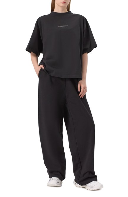 Женская хлопковая футболка BALENCIAGA черного цвета, арт. 818543/T0VJ6 | Фото 2 (Рукава: Короткие; Материал внешний: Хлопок; Материал сплава: Проставлено; Драгоценные камни: Проставлено; Длина (для топов): Стандартные)