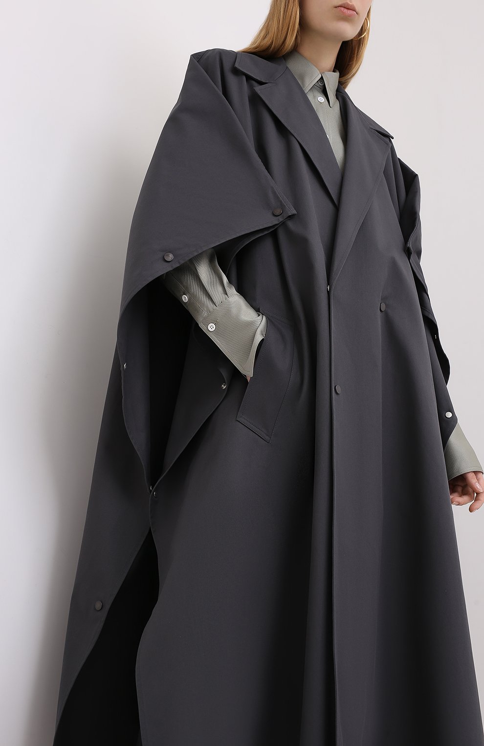 Хлопковый плащ BOTTEGA VENETA серого цвета по цене 190500 руб., арт. 632789/VKUM0, фото 3 Хлопковый плащ BOTTEGA VENETA, арт. 632789/VKUM0, фото 3