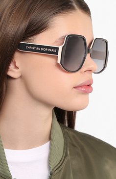 Женские солнцезащитные очки DIOR EYEWEAR черного цвета, арт. DI0RINSIDE0UT1 3H2 | Фото 2 (Статус проверки: Проверена категория; Тип очков: С/з; Региональные ограничения белый список (Axapta Mercury): RU, Не проставлено; Re-sync: On; Нос: Не проставлено; Материал: Пластик; Оптика Гендер: оптика-женское; Очки форма: Квадратные, Oversized)