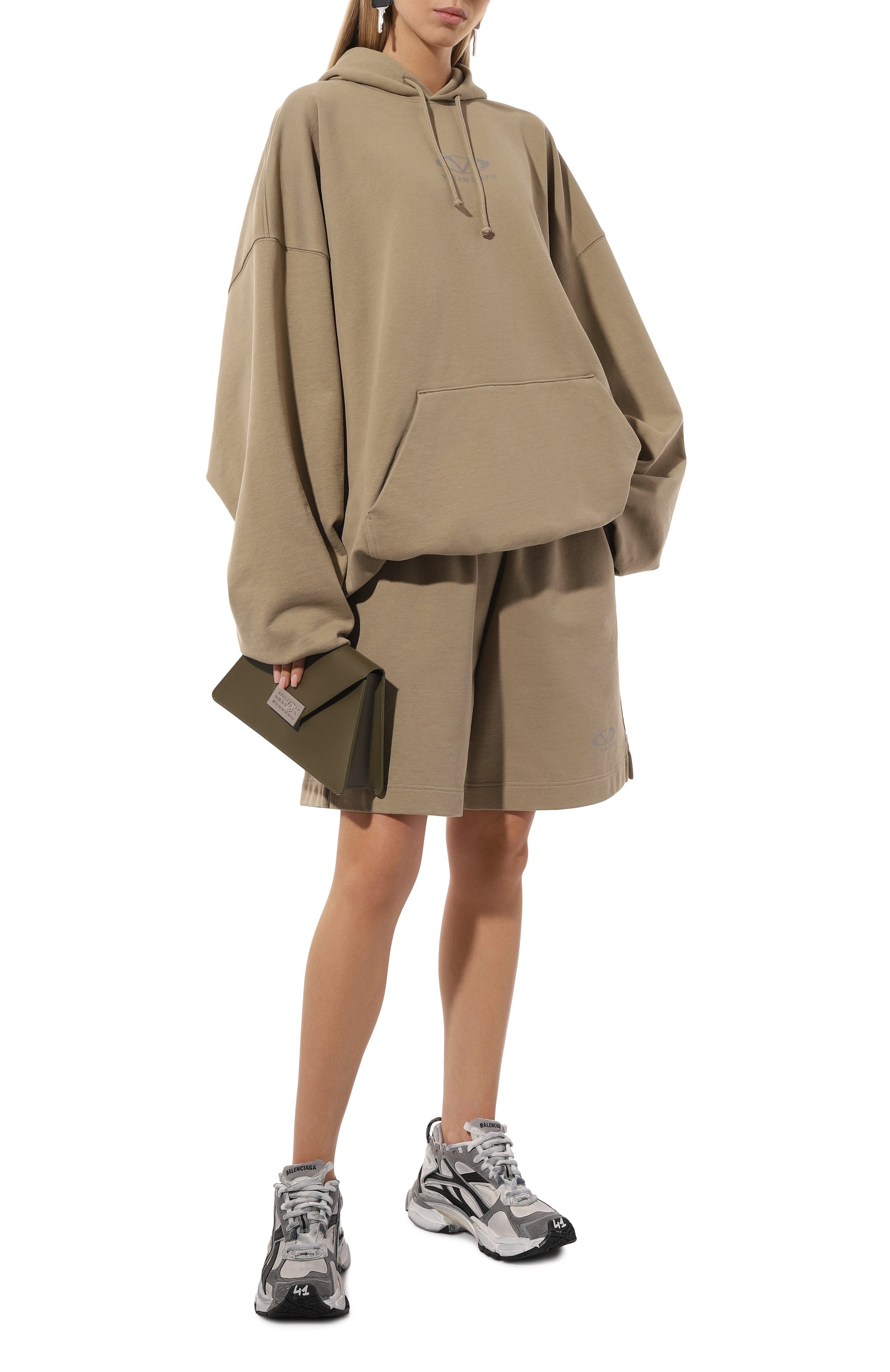 Хлопковое худи VETEMENTS хаки цвета по цене 91950 руб., арт. UA66HD600T, фото 2 Хлопковое худи VETEMENTS, арт. UA66HD600T, фото 2