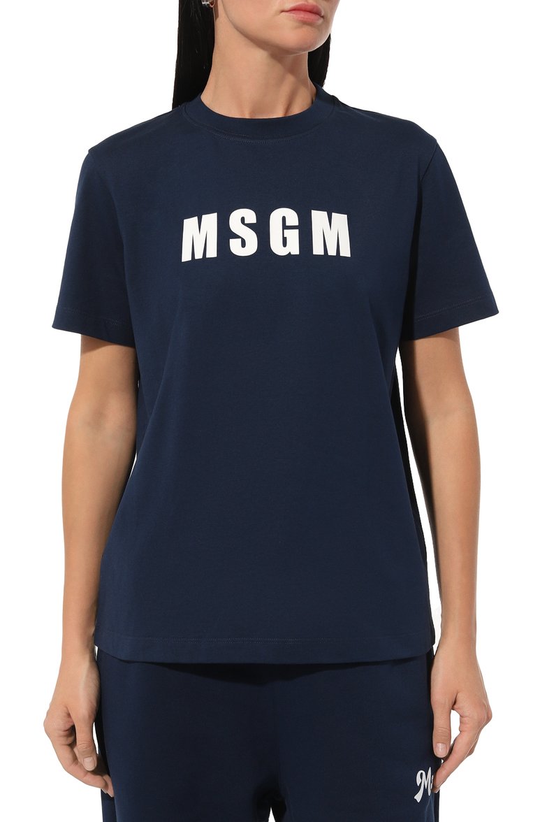 Женская хлопковая футболка MSGM темно-синего цвета, арт. 3641MDM92/247002 | Фото 3 (Драгоценные камни: Проставлено; Материал внешний: Хлопок; Материал сплава: Проставлено; Рукава: Короткие; Длина (для топов): Стандартные; Стили: Кэжуэл; Женское Кросс-КТ: Футболка-одежда; Принт: С принтом)