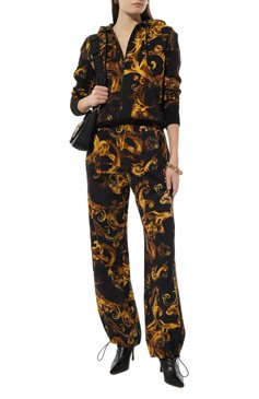 Женские хлопковые брюки VERSACE JEANS COUTURE черного цвета, арт. 76HAA3A0/FS127 | Фото 2 (Стили: Гламурный; Длина (брюки, джинсы): Стандартные; Женское Кросс-КТ: Брюки-одежда; Силуэт Ж (брюки и джинсы): Прямые; Материал сплава: Проставлено; Материал внешний: Хлопок; Драгоценные камни: Проставлено)