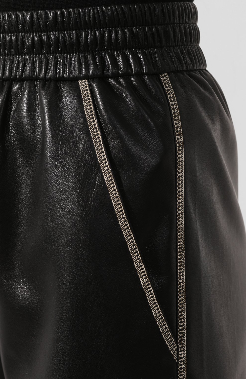 Брюки с отворотами NANUSHKA черного цвета по цене 45500 руб., арт. SELAH_BLACK_VEGAN LEATHER, фото 5 Брюки с отворотами NANUSHKA, арт. SELAH_BLACK_VEGAN LEATHER, фото 5