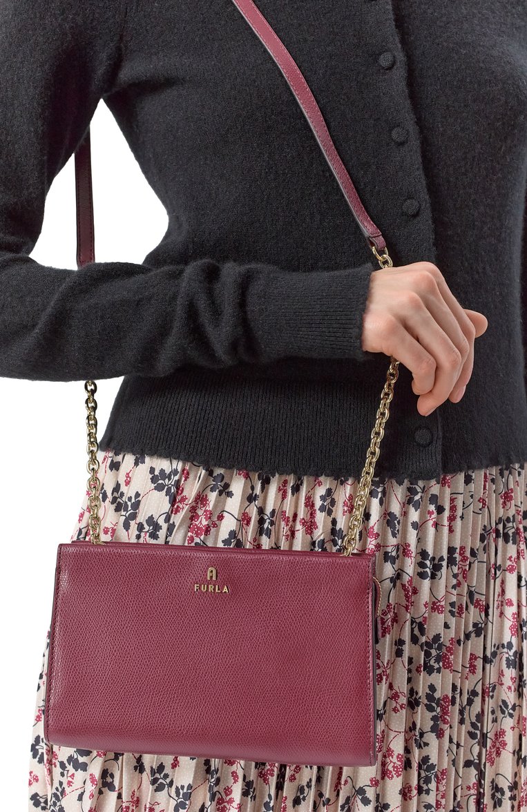 Женская сумка furla camelia FURLA бордового цвета, арт. WE00528/ARE000 | Фото 2 (Драгоценные камни: Проставлено; Размер: small; Материал: Натуральная кожа; Материал сплава: Проставлено; Ремень/цепочка: На ремешке)