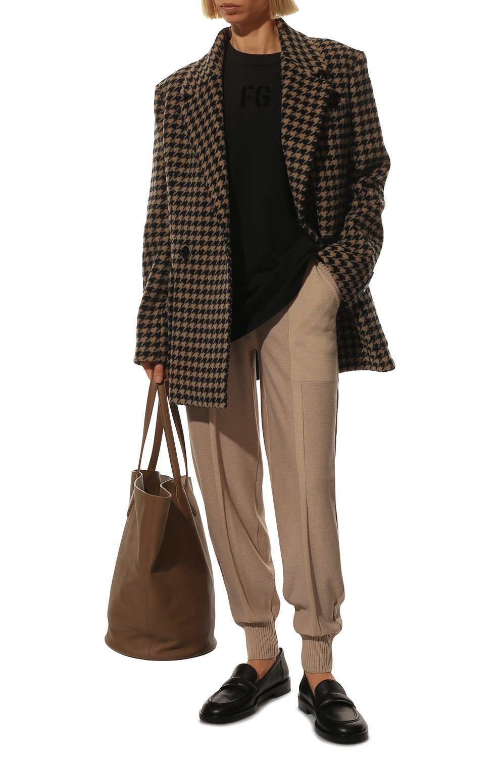 Джоггеры из шерсти и вискозы AND THE BRAND бежевого цвета по цене 47040 руб., арт. W23-P018-1202-102, фото 2 Джоггеры из шерсти и вискозы AND THE BRAND, арт. W23-P018-1202-102, фото 2