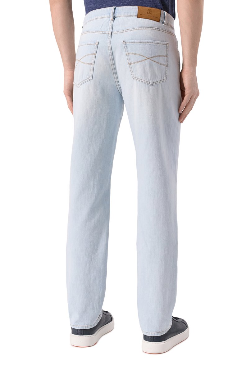 Мужские джинсы traditional fit BRUNELLO CUCINELLI голубого цвета, арт. M0Z37B3210 | Фото 4 (Материал внешний: Хлопок, Деним; Длина (брюки, джинсы): Стандартные; Стили: Повседневный; Кросс-КТ: Деним; Силуэт М (брюки): Прямые; Автоматизация ТО: Проставлено; Автоматизация состава: Проставлено; Детали: Без декора; Размерность: Идёт в размер)
