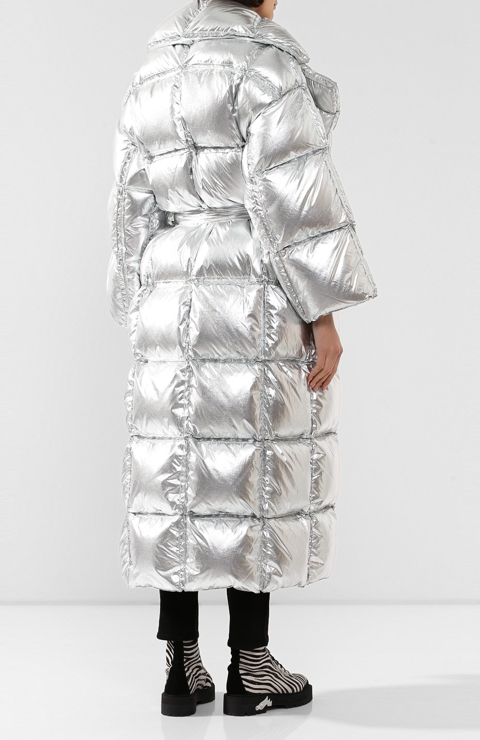 Пуховик с поясом OFF-WHITE серебряного цвета по цене 428500 руб., арт. 0WEA191F19F760509100, фото 4 Пуховик с поясом OFF-WHITE, арт. 0WEA191F19F760509100, фото 4