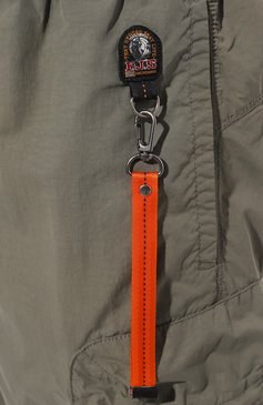 Мужские брюки-карго PARAJUMPERS хаки цвета, арт. PMPARM04 | Фото 5 (Длина (брюки, джинсы): Стандартные; Материал внешний: Синтетический материал; Драгоценные камни: Проставлено; Материал сплава: Проставлено; Силуэт М (брюки): Карго; Стили: Милитари; Случай: Повседневный)