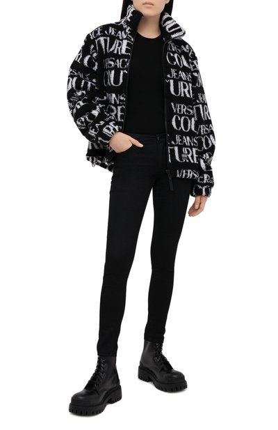 Куртка VERSACE JEANS COUTURE черно-белого цвета по цене 43350 руб., арт. C1GZB909-ZUM409 L0G0/04899, фото 2 Куртка VERSACE JEANS COUTURE, арт. C1GZB909-ZUM409 L0G0/04899, фото 2
