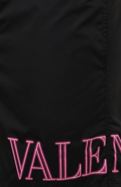 Мужские плавки-шорты VALENTINO черного цвета, арт. XV3UH028867 | Фото 4 (Материал внешний: Синтетический материал; Материал подклада: Синтетический материал; Мужское Кросс-КТ: плавки-шорты; Принт: С принтом; Нос: Не проставлено)