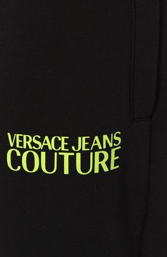 Женские хлопковые джоггеры VERSACE JEANS COUTURE черного цвета, арт. 74HAAT03/CF010 | Фото 5 (Д�лина (брюки, джинсы): Стандартные; Женское Кросс-КТ: Брюки-одежда, Джоггеры - брюки; Силуэт Ж (брюки и джинсы): Джоггеры; Материал сплава: Проставлено; Материал внешний: Хлопок; Стили: Спорт-шик, Кэжуэл; Драгоценные камни: Проставлено)