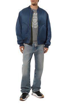 Мужской хлопковый свитшот VERSACE серого цвета, арт. 1010706/1A07766 | Фото 2 (Рукава: Длинные; Длина (для топов): Стандартные; Материал внешний: Хлопок; Мужское Кросс-КТ: свитшот-одежда; Стили: Кэжуэл; Принт: С принтом)