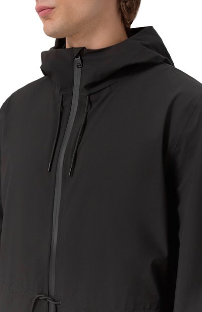 Ветровка RAINS черного цвета по цене 28750 руб., арт. RA12470, фото 5 Ветровка RAINS, арт. RA12470, фото 5