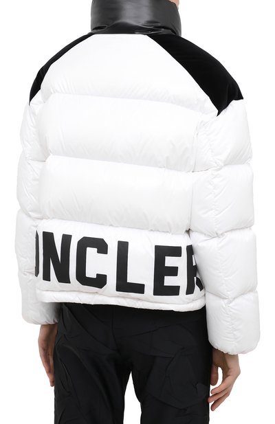 Пуховик MONCLER белого цвета по цене 82850 руб., арт. F2-093-1A52B-00-C0232, фото 4 Пуховик MONCLER, арт. F2-093-1A52B-00-C0232, фото 4