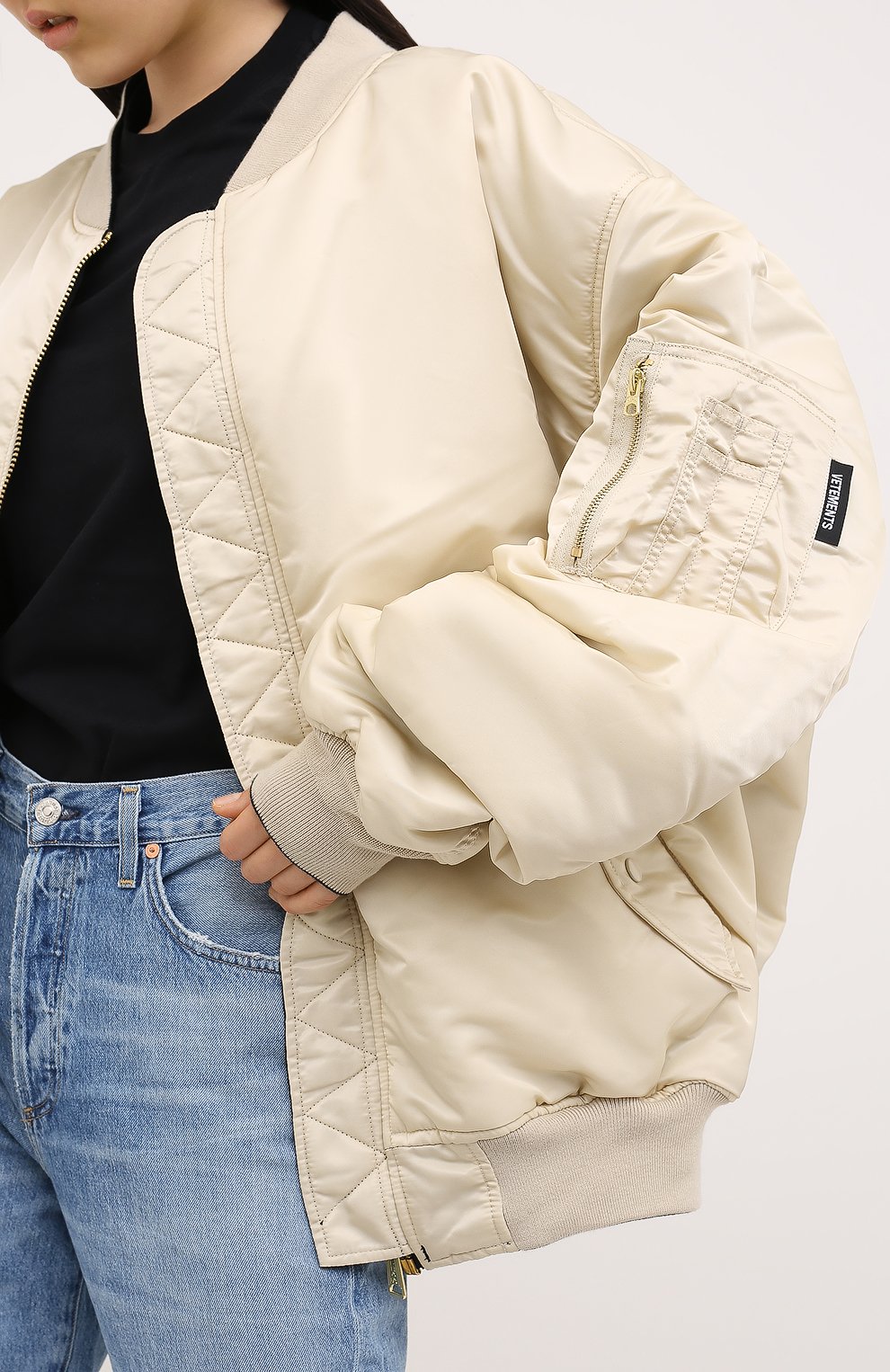 Бомбер VETEMENTS черного цвета по цене 138500 руб., арт. WAH21JA001 1307/BLACK/WHITE, фото 6 Бомбер VETEMENTS, арт. WAH21JA001 1307/BLACK/WHITE, фото 6