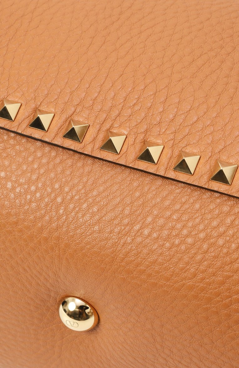 Женская сумка-тоут rockstud medium VALENTINO светло-коричневого цвета, арт. 5W2B0970/VSF | Фото 3 (Размер: medium; Ремень/цепочка: На ремешке; Материал: Натуральная кожа)