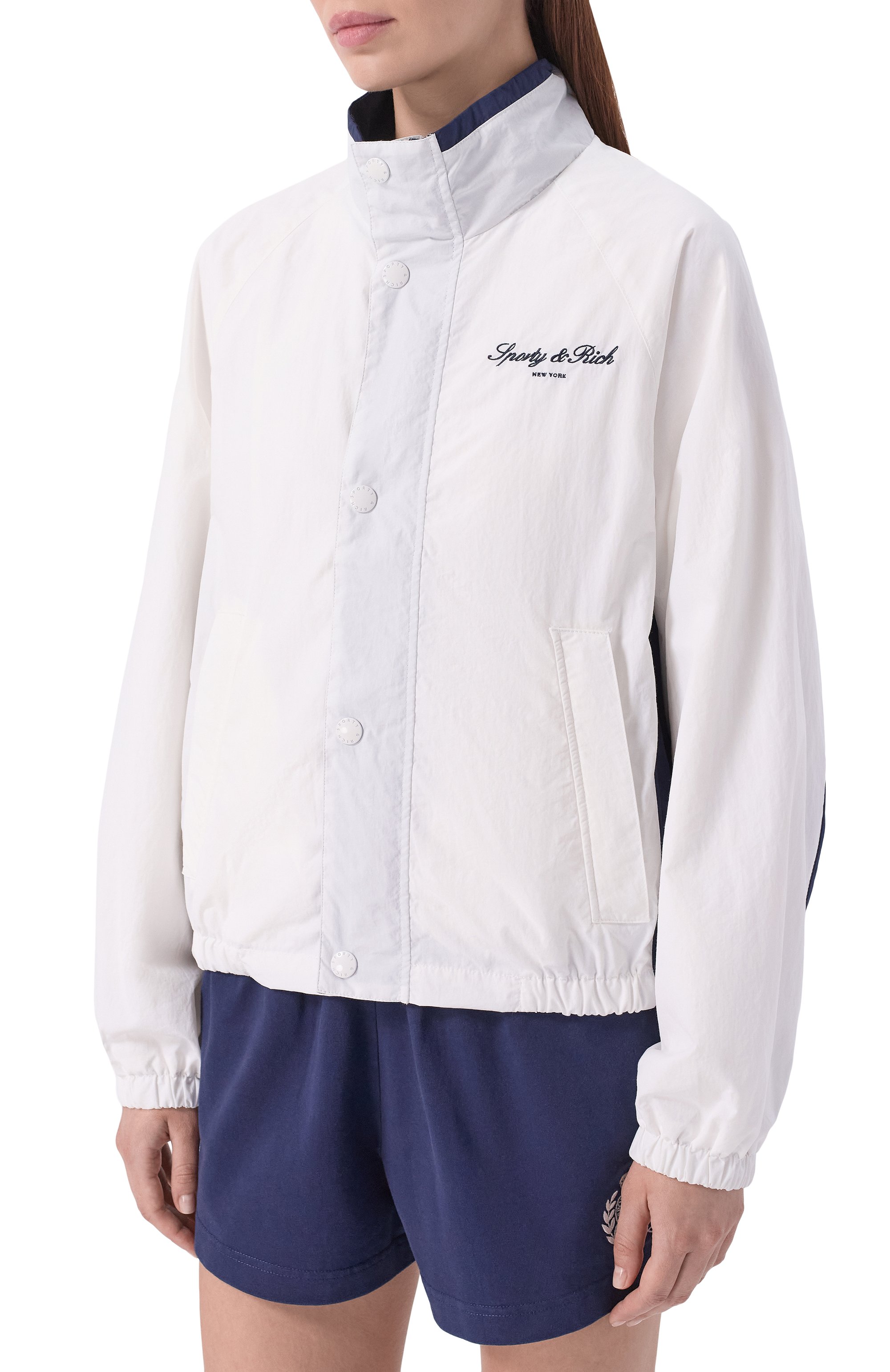 Ветровка SPORTY AND RICH белого цвета по цене 49950 руб., арт. JA075710329WH22_001, фото 3 Ветровка SPORTY AND RICH, арт. JA075710329WH22_001, фото 3