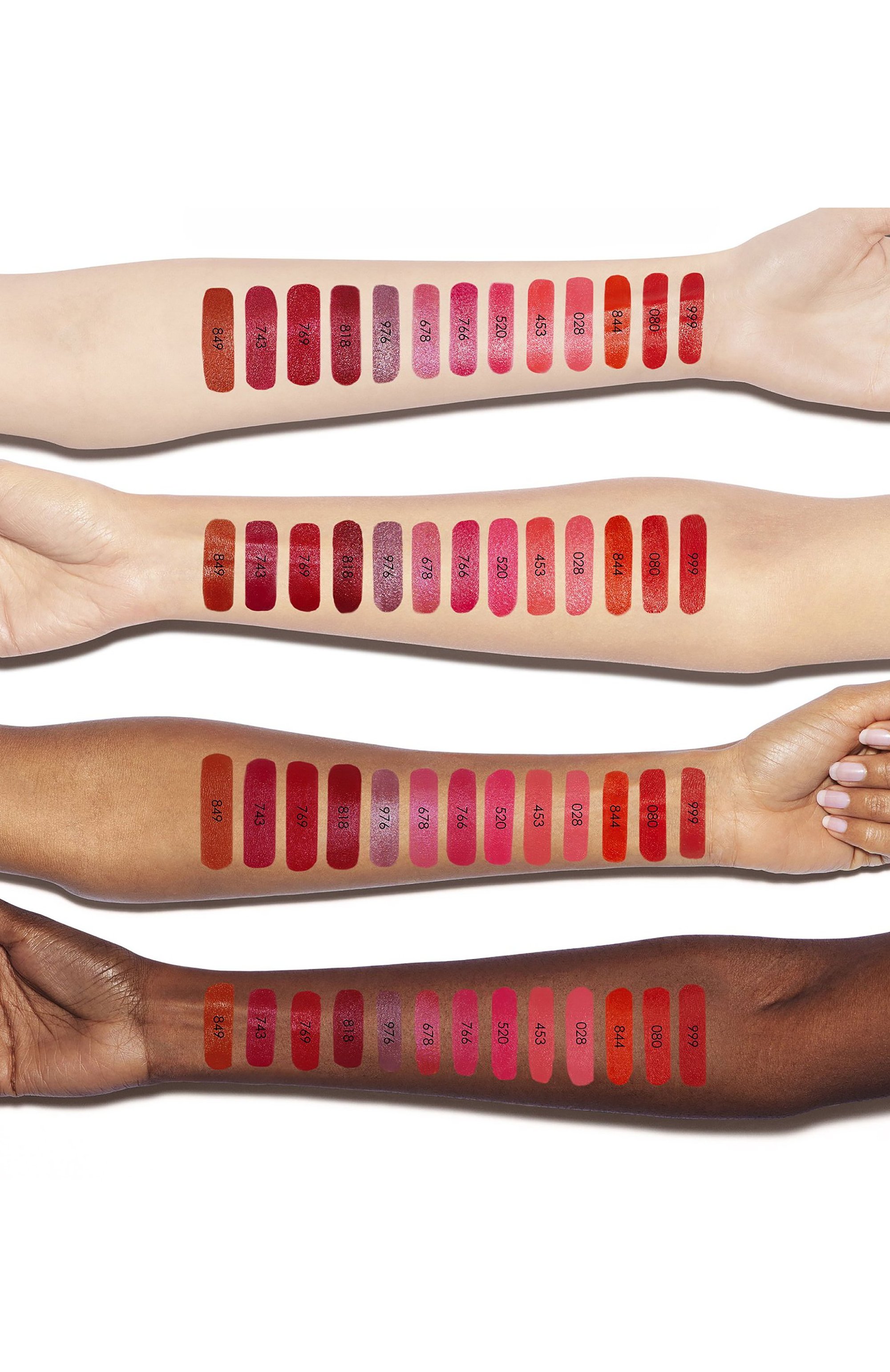 Помада для губ с сатиновым финишем rouge dior, оттенок 999 (3,5g) DIOR цвета по цене 5550 руб., арт. C035500999, фото 3 Помада для губ с сатиновым финишем rouge dior, оттенок 999 (3,5g) DIOR, арт. C035500999, фото 3