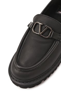 Женские кожаные лоферы vlogo signature VALENTINO черного цвета, арт. 5W0S0EU0/ZIJ | Фото 7 (Каблук высота: Низкий; Драгоценные камни: Проставлено; Материал сплава: Проставлено; Подошва: Платформа; Материал внешний: Натуральная кожа; Материал утеплителя: Натуральный мех)