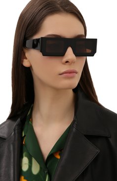 Женские солнцезащитные очки JACQUEMUS черного цвета, арт. LES LUNETTES S0LEIL BLACK | Фото 2 (Кросс-КТ: С/з-унисекс; Региональные ограничения белый список (Axapta Mercury): Не проставлено, RU; Нос: Не проставлено; Материал: Пластик; Тип очков: С/з; Оптика Гендер: оптика-унисекс; Очки форма: Прямоугольные)