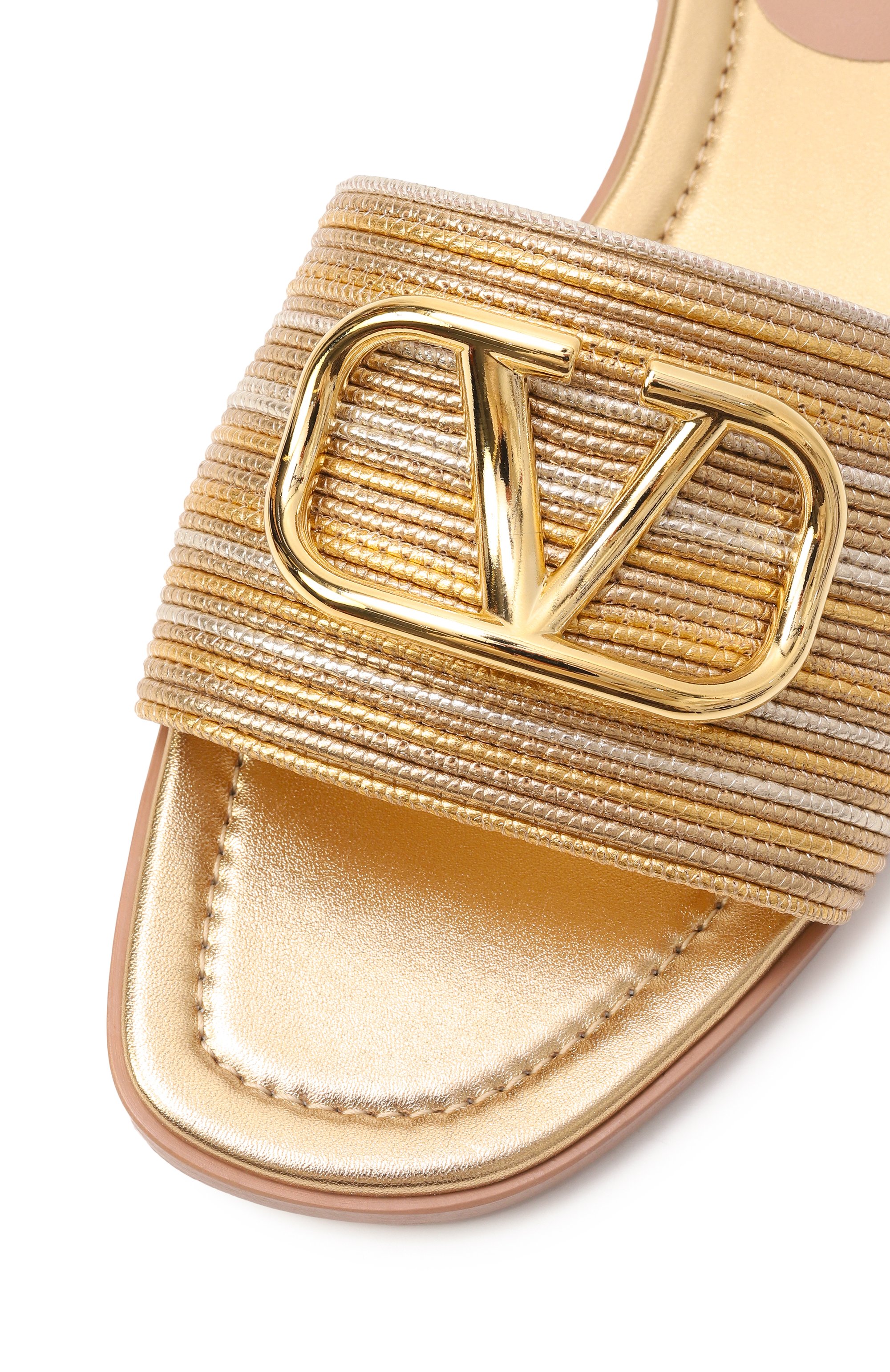 Кожаные шлепанцы vlogo signature VALENTINO золотого цвета по цене 99500 руб., арт. 6W2S0BD5/MNS, фото 7 Кожаные шлепанцы vlogo signature VALENTINO, арт. 6W2S0BD5/MNS, фото 7