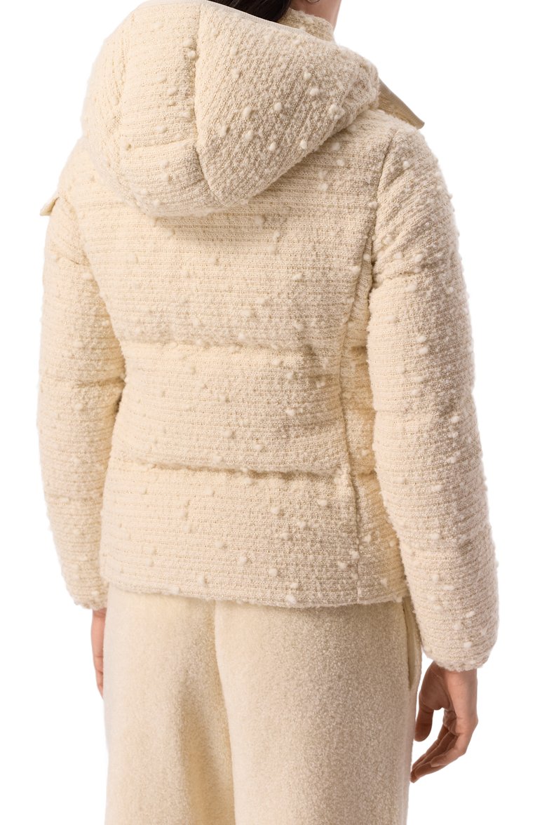 Женский пуховик fourmines MONCLER кремвого цвета, арт. 1A001-60-5980U | Фото 5 (Рукава: Длинные; Длина (верхняя одежда): Короткие; Материал подклада: Синтетический материал; Драгоценные камни: Проставлено; Материал сплава: Проставлено; Стили: Кэжуэл; Кросс-КТ: Пуховик; Материал внешний: Синтетический материал)