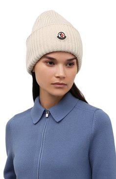 Женская шапка из шерсти и кашемира MONCLER белого цвета, арт. G2-093-3B000-03-M1127 | Фото 2 (Материал: Текстиль, Кашемир, Шерсть; Материал сплава: Проставлено; Нос: Не проставлено)