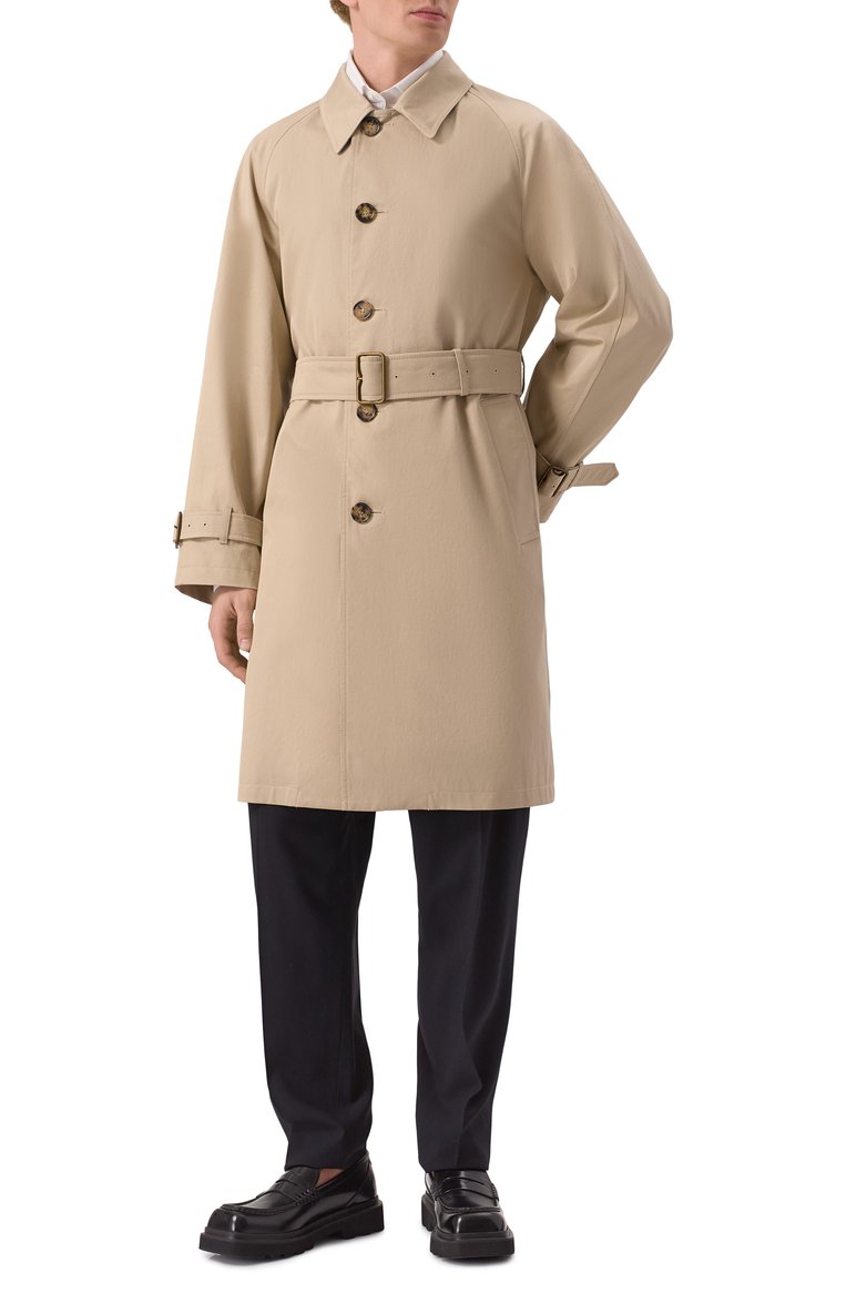 Мужской хлопковый плащ BURBERRY бежевого цвета, арт. 8108800 | Фото 2 (Материал внешний: Хлопок; Рукава: Длинные; Длина (верхняя одежда): До колена; Мужское Кросс-КТ: Плащ-верхняя одежда; Стили: Кэжуэл)