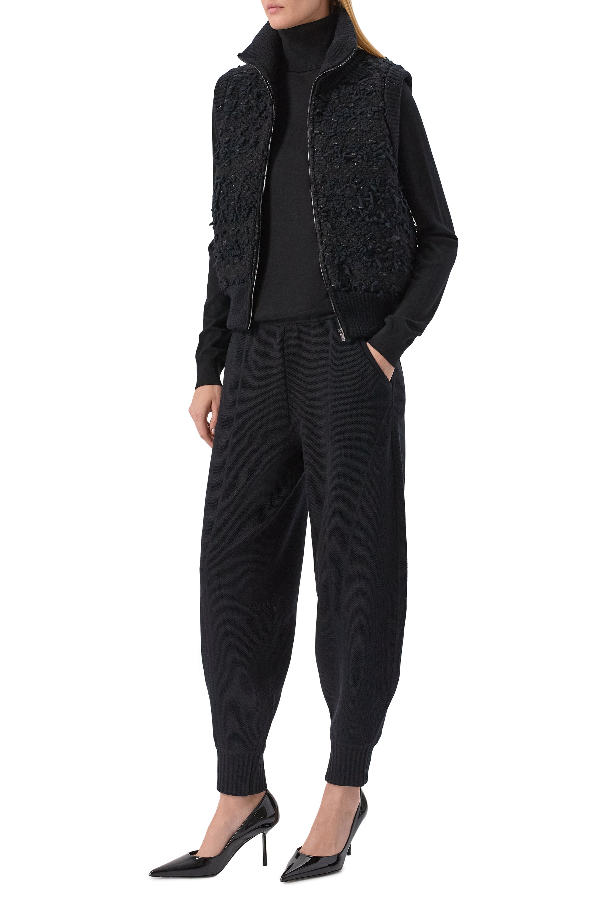 Утепленный жилет AND THE BRAND черного цвета по цене 92680 руб., арт. W26-VC001-1002-900, фото 2 Утепленный жилет AND THE BRAND, арт. W26-VC001-1002-900, фото 2