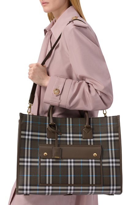 Женская сумка-тоут freya medium BURBERRY темно-коричневого цвета, арт. 8108261 | Фото 2 (Материал: Текстиль, Экокожа; Размер: medium; Материал сплава: Проставлено; Драгоценные камни: Проставлено)