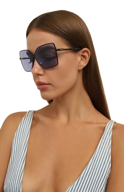 Солнцезащитные очки PRADA черного цвета по цене 41000 руб., арт. SPR50Y-E1AB-FE01O-064, фото 2 Солнцезащитные очки PRADA, арт. SPR50Y-E1AB-FE01O-064, фото 2