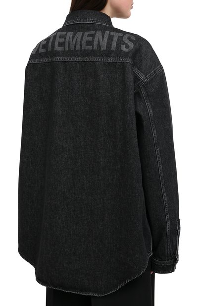 Джинсовая рубашка VETEMENTS черного цвета по цене 145500 руб., арт. UAH21SH043 2801/W, фото 4 Джинсовая рубашка VETEMENTS, арт. UAH21SH043 2801/W, фото 4