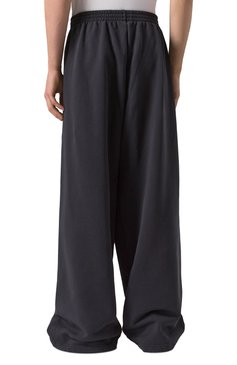 Мужского хлопковые брюки balenciaga х under armour BALENCIAGA черного цвета, арт. 809709/TRVB8 | Фото 8 (Материал внешний: Хлопок; Случай: Повседневный; Стили: Спорт-шик; Женское Кросс-КТ: Брюки-одежда; Региональные ограничения белый список (Axapta Mercury): Не проставлено; Силуэт Ж (брюки и джинсы): Широкие; Нос: Не проставлено)