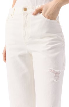 Женские джинсы 7 FOR ALL MANKIND белого цвета, арт. 7U230597MLD | Фото 5 (Длина (брюки, джинсы): Стандартные; Материал сплава: Проставлено; Драгоценные камни: Проставлено; Стили: Повседневный; Материал внешний: Деним, Хлопок; Кросс-КТ: Деним; Детали: Потертости; Силуэт Ж (брюки и джинсы): Прямые)