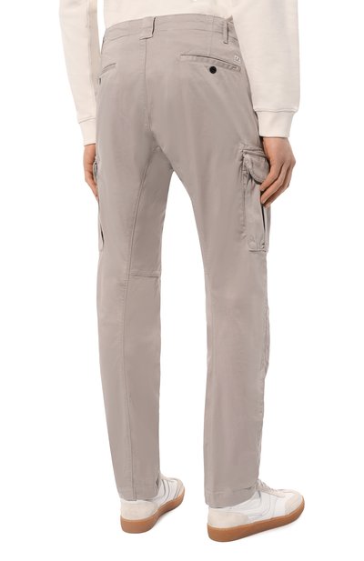 Хлопковые брюки-карго C.P. COMPANY светло-серого цвета по цене 29450 руб., арт. 16CMPA057A005694G, фото 4 Хлопковые брюки-карго C.P. COMPANY, арт. 16CMPA057A005694G, фото 4