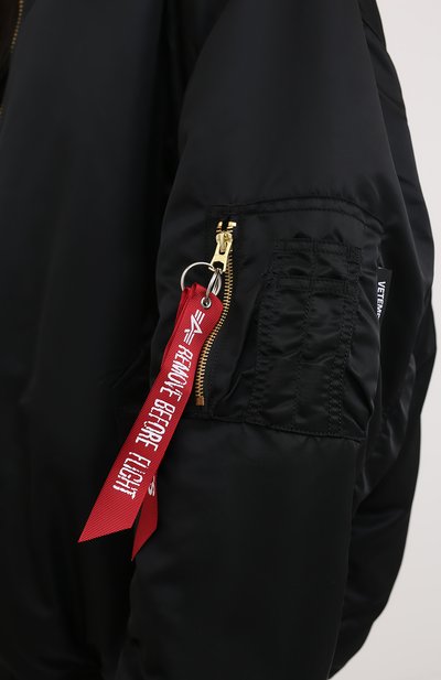 Бомбер VETEMENTS черного цвета по цене 138500 руб., арт. WAH21JA001 1307/BLACK/WHITE, фото 5 Бомбер VETEMENTS, арт. WAH21JA001 1307/BLACK/WHITE, фото 5