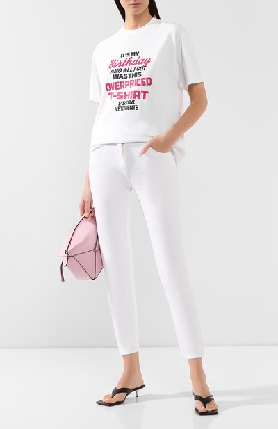 Хлопковая футболка VETEMENTS белого цвета по цене 38750 руб., арт. UAH20TR616/W, фото 2 Хлопковая футболка VETEMENTS, арт. UAH20TR616/W, фото 2