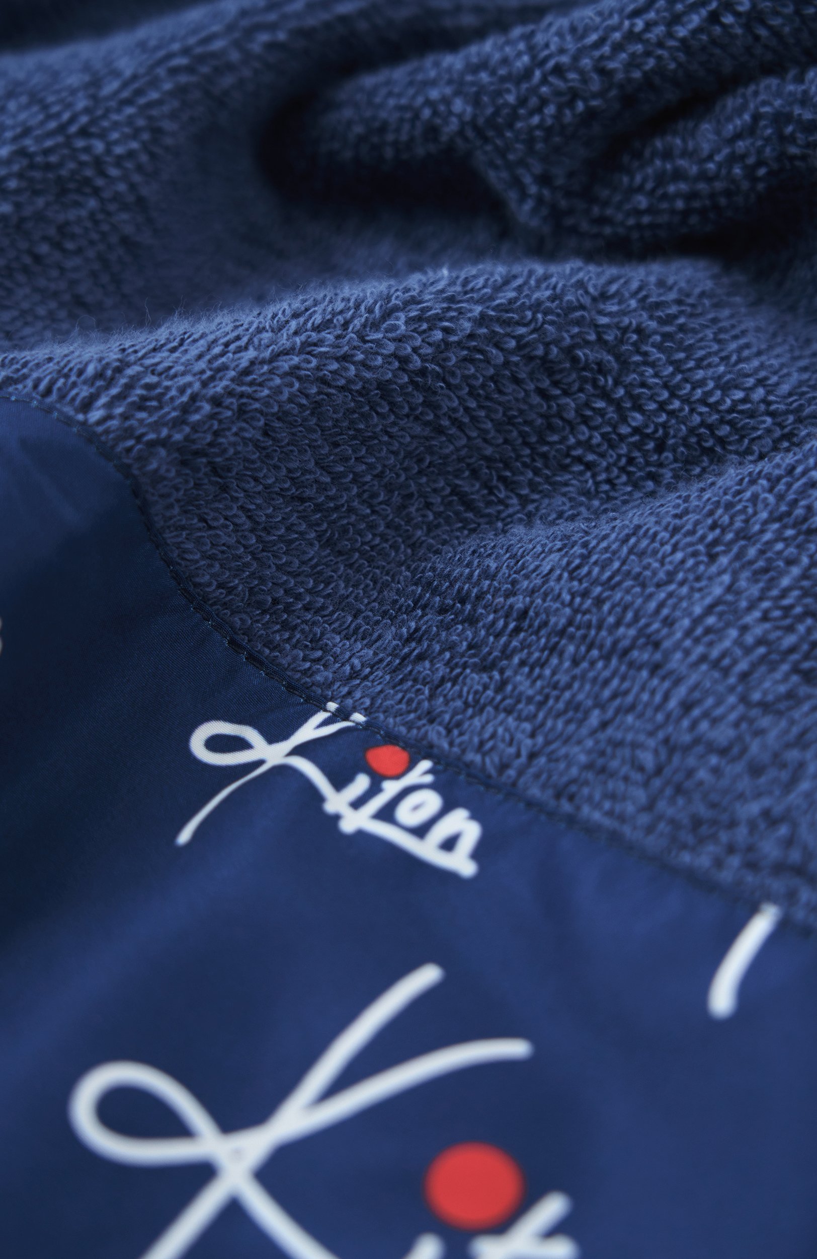 Хлопковое полотенце KITON синего цвета по цене 53050 руб., арт. UTLM02S26123, фото 2 Хлопковое полотенце KITON, арт. UTLM02S26123, фото 2