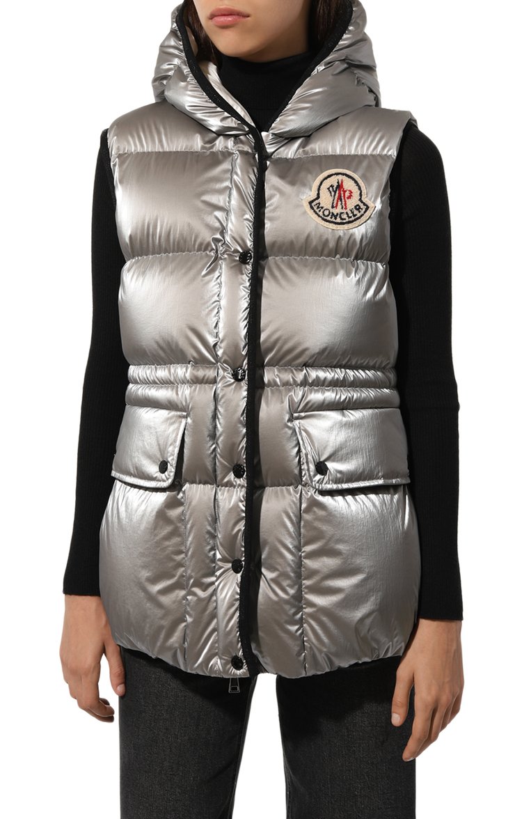 Женский пуховый жилет hera MONCLER серебряного цвета, арт. 1A000.53/596T2 | Фото 3 (Материал внешний: Синтетический материал; Материал сплава: Проставлено; Драгоценные камни: Проставлено; Длина (верхняя одежда): Короткие; Кросс-КТ: Куртка, Пуховик)